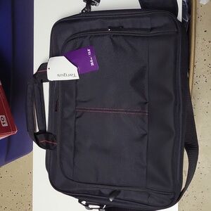 NWT Targus 15.6 Inch Black with Red Stitching Laptop Messenger Travel Bag